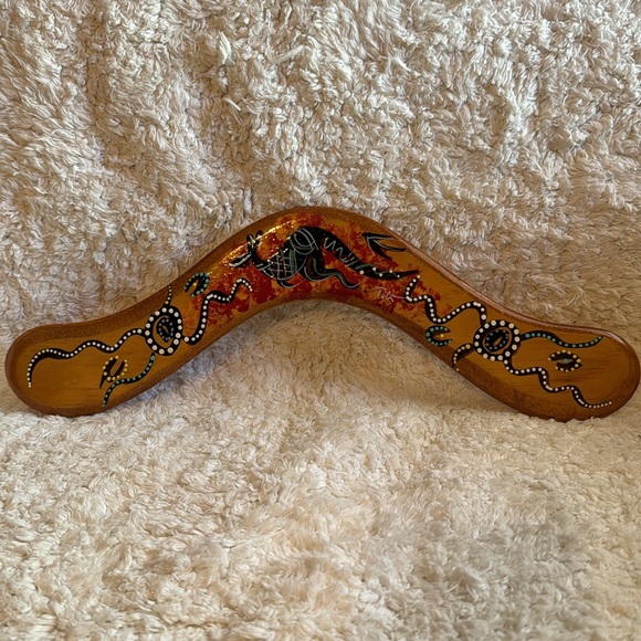 Handmade Australian Wooden Boomerang & Stand - Picture 4 of 7
